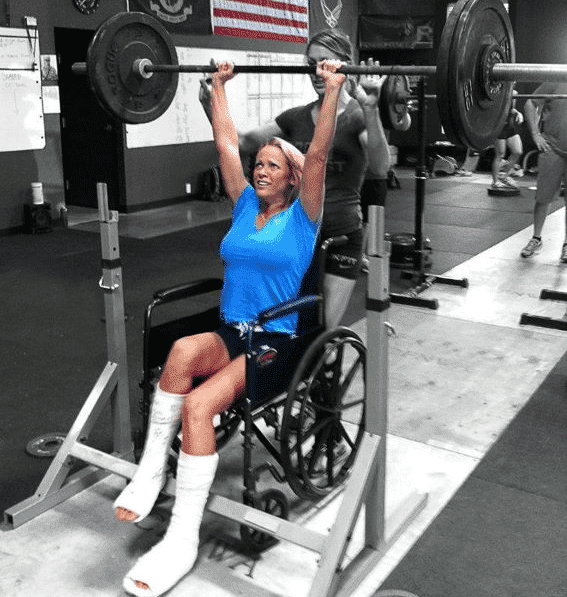 paralyzed woman lifting weights in the gym